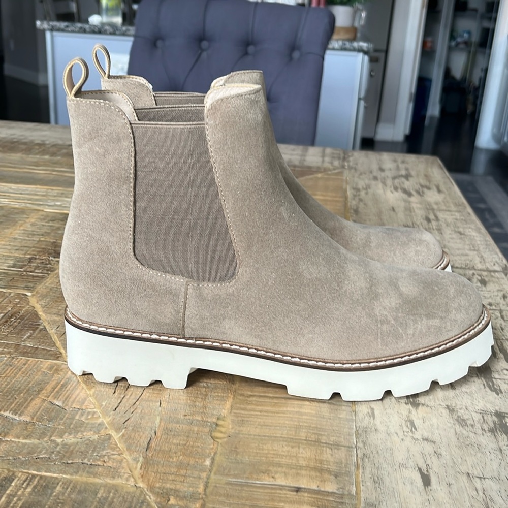 NWOT Gianna Bootie Taupe